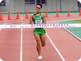 総合10位でゴールする駒野選手