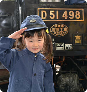SL運転士の制服を着て記念写真