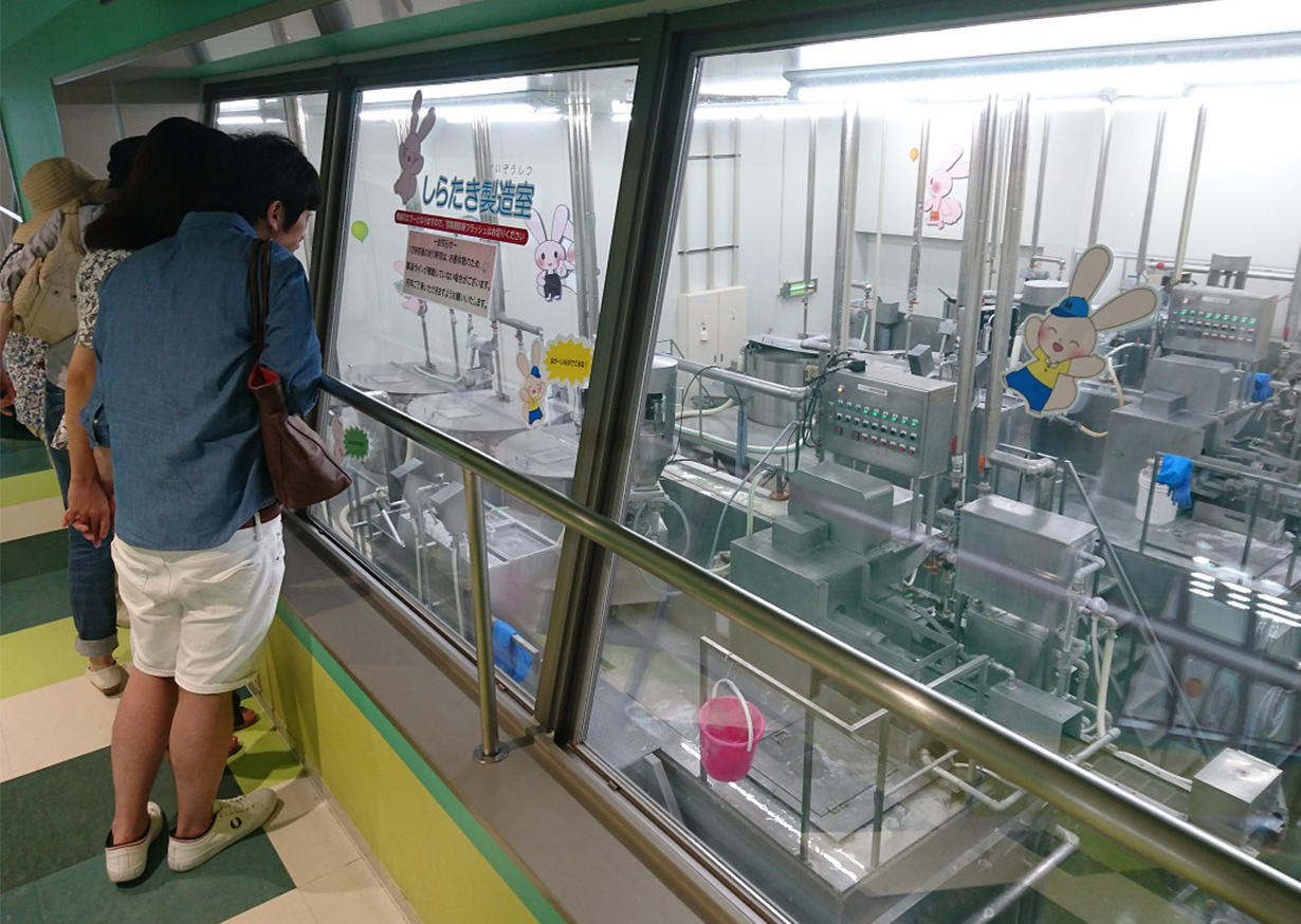 たくさんの機械がどう動いているのかを間近で見学の写真