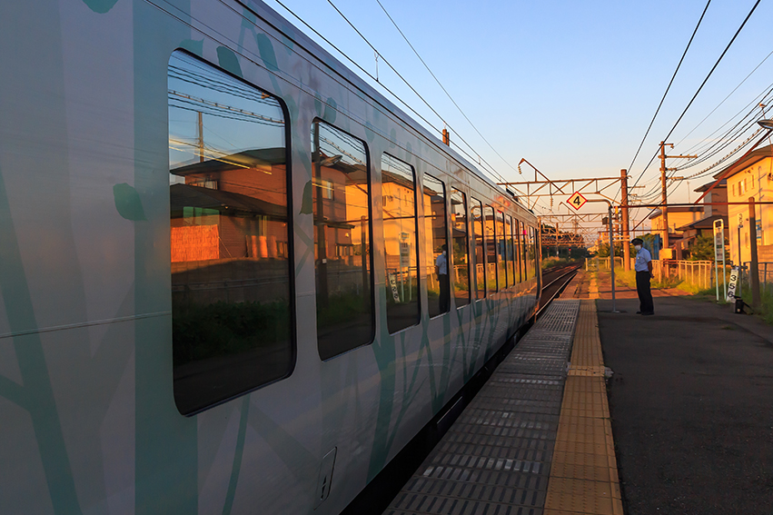 夕日に染まる東能代駅とリゾートしらかみ