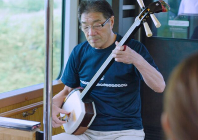 迫力がある津軽三味線の生演奏。リゾートしらかみ1号・2号・3号鰺ケ沢駅〜五所川原駅間のイベントスペースで実施（12月〜3月はこの限りではない）。