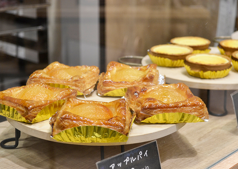 看板商品のアップルパイは、焼き立てが店頭に並ぶ。