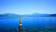 Fotografía de la estatua de Tatsuko en el lago Tazawa