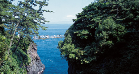 The thrilling Kadowakizaki Suspension Bridge