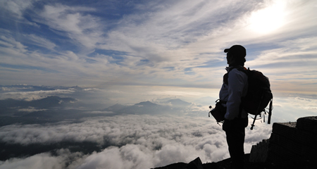 Perjalanan ke puncak Gunung Fuji yang tertinggi di Jepang.