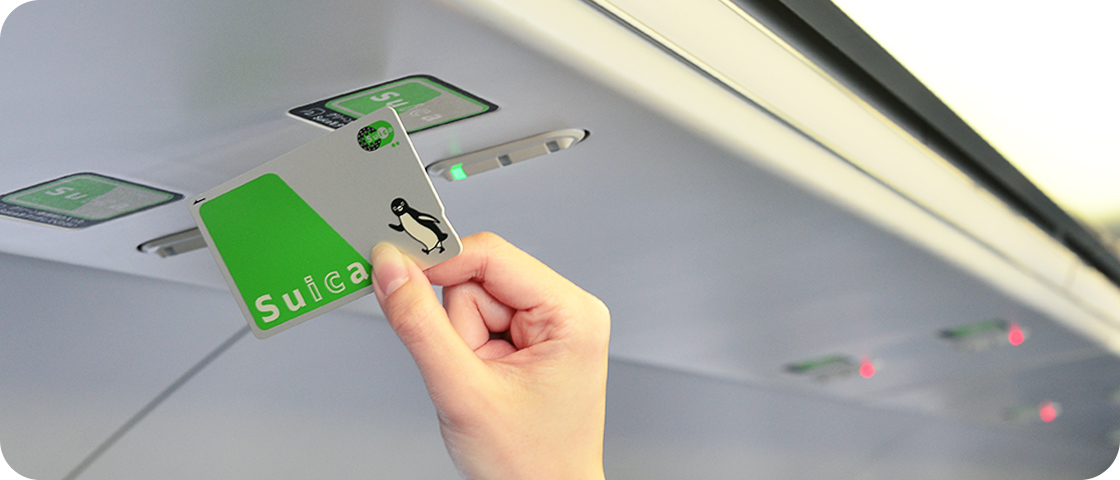 Toque con su tarjeta Suica el “lector de información del boleto verde” ubicado sobre su asiento.