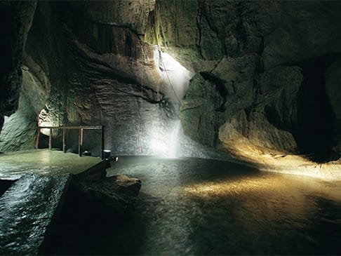 写真:滝観洞(ろうかんどう)