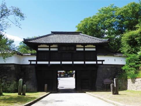 Photo : Vestiges du château de Komoro - Parc Kaikoen