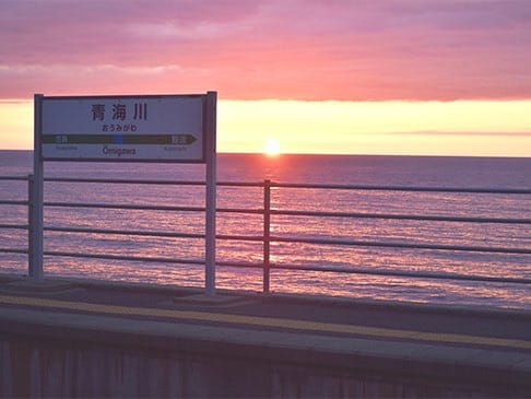 写真：日本海に近い駅（青海川駅）