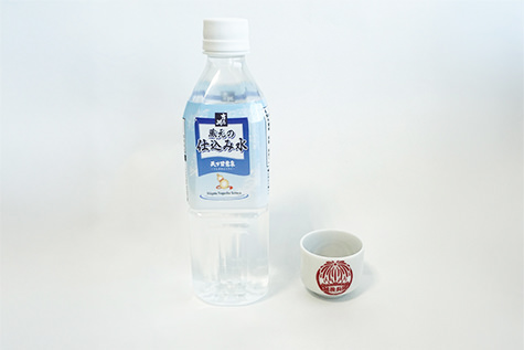 写真:「吉乃川 蔵元の仕込み水〈天下甘露泉〉」「長岡オリジナルおちょこ」