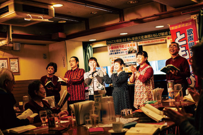 新宿の老舗「うたごえ喫茶ともしび」