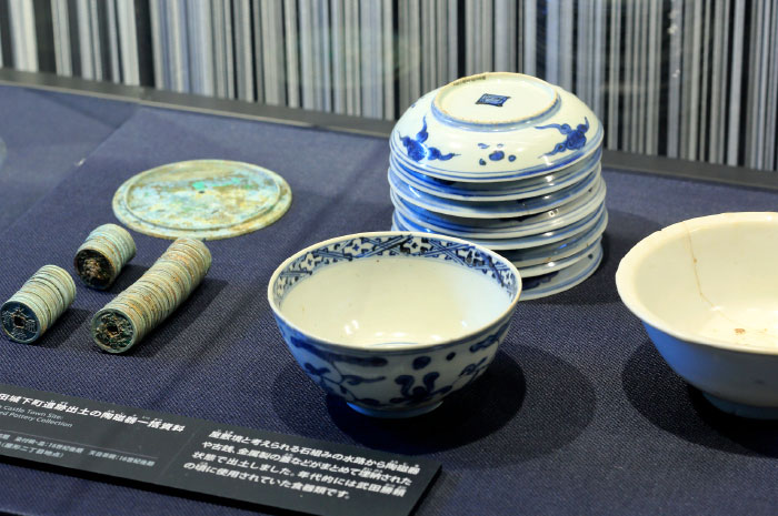出土した陶磁器と古銭