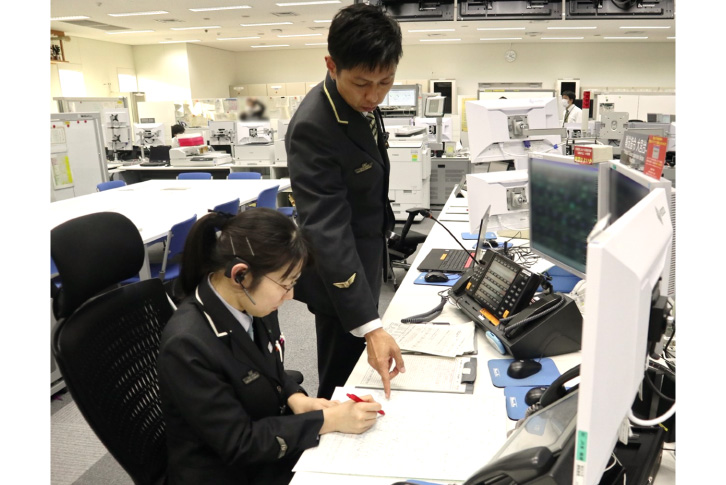 列車の運行状況をつねに把握し、瞬時に的確な判断を行う「指令室」の様子
