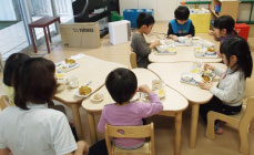 食事中の子供たちの様子