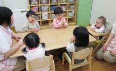 椅子に座っている子供たちの様子