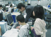 ファミリーデー(父親のしごと風景を見学する子供たち)