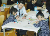 ファミリーデー(父親と一緒に作業をする子供たち)