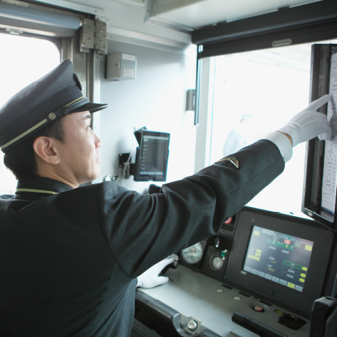 指差確認をする運転士