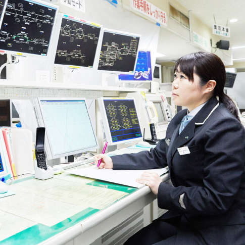 運行状況を確認する指令員