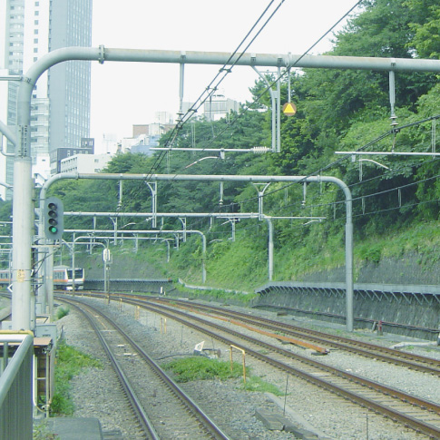 電車線路設備の簡素・統合化により、保守性の向上を実現したインテグレート架線