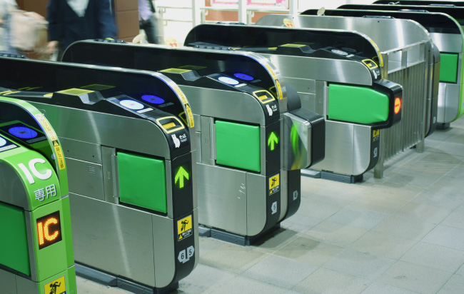 お客さまのスムーズな移動を支える自動改札機