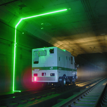 トンネル覆工表面撮影車「TuLIS」