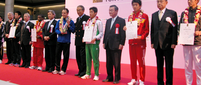 表彰を受ける2位入賞の藤原選手