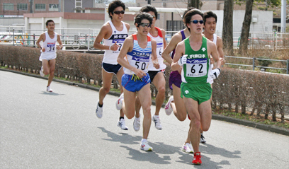 集団の先頭をリードする原田選手