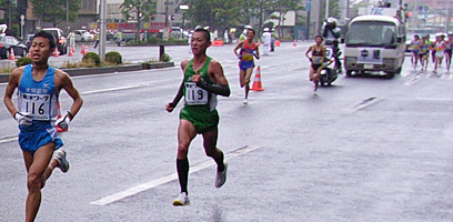 カネボウ高岡選手等と上位を競う長谷川選手