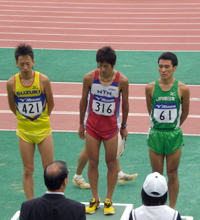 3位入賞の表彰を受ける駒野選手
