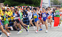 競技場を出る両選手