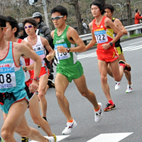 先頭集団で健闘する駒野選手