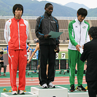 3位入賞の表彰を受ける高谷選手
