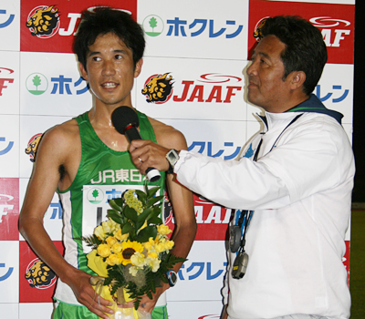 表彰インタビューを受ける藤原選手