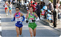他チームの追い上げを凌ぐ、アンカー五十嵐選手（写真提供：陸上競技社）
