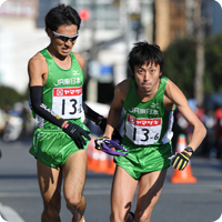 5区駒野選手から6区長門選手へ襷をつなぐ（写真提供：陸上競技社）