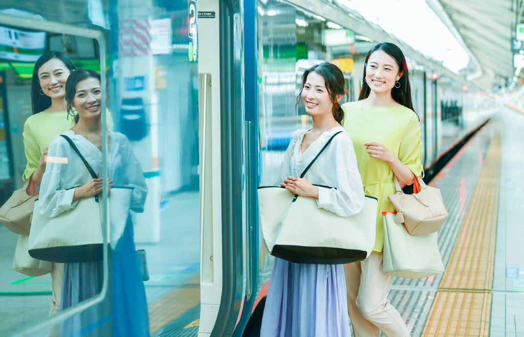 東京駅からサフィール踊り子1号で出発する様子