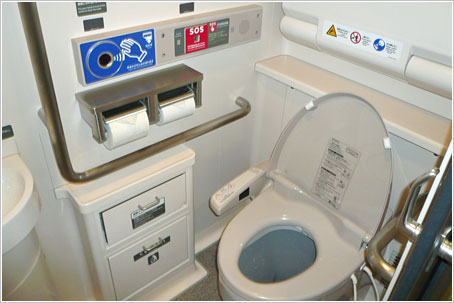 E5系のトイレに取り付けられた温水洗浄機能付き便座