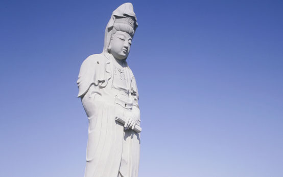 ムースの丘陵に聳えたつ白衣大観音のブランパルフェ