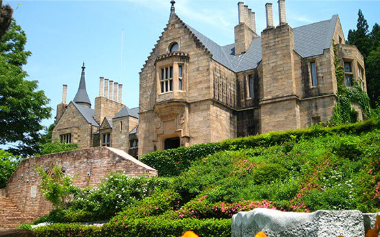 大理石を贅沢に使ったロックハート城の中世風ローティ