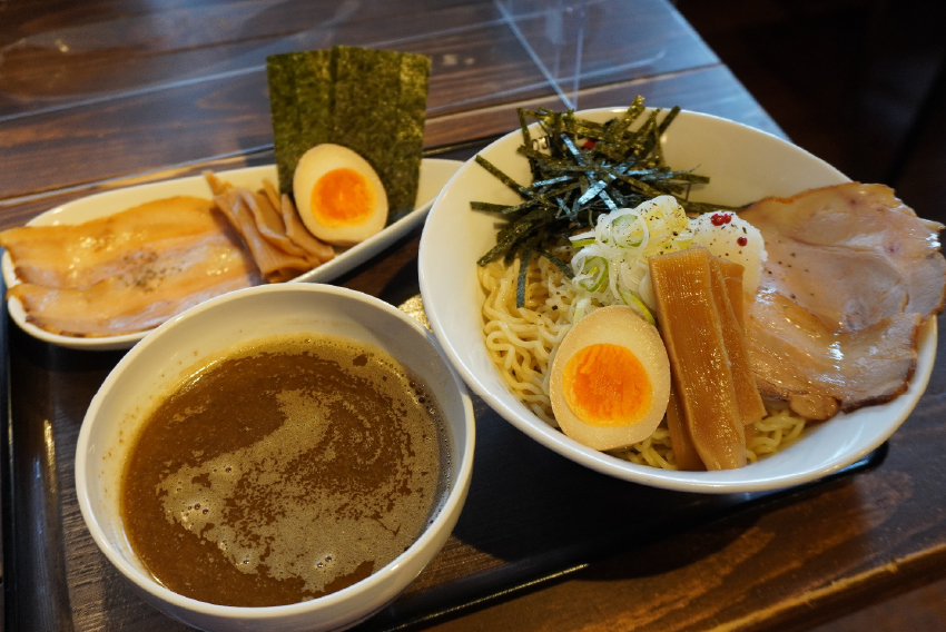 メニュー名：焙煎深煎り煮干しつけ麺　880円