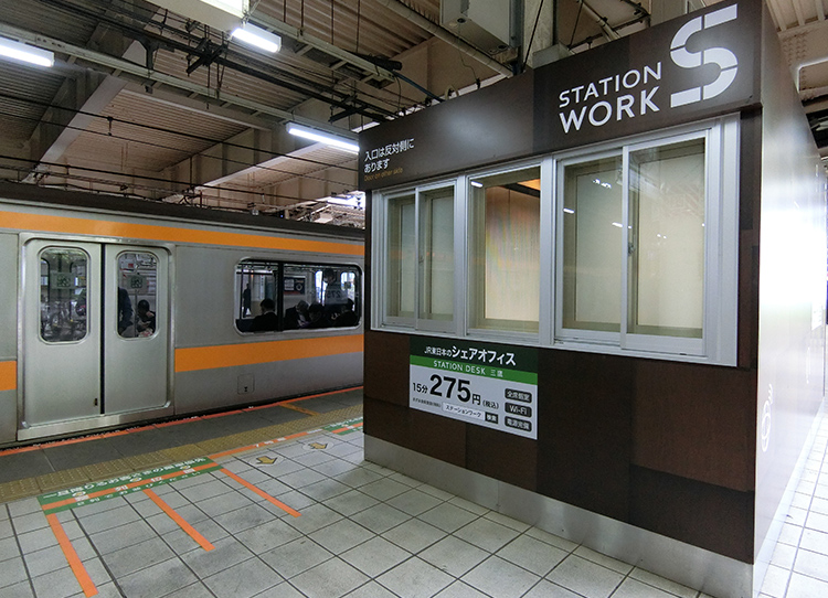 STATION DESK　三鷹駅ホーム
