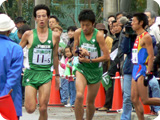 5区五十嵐選手から6区長門選手へ。