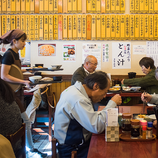 地元民の胃袋を満たす食堂の安心感