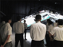 車両保存館で事故から学ぶ社員の写真