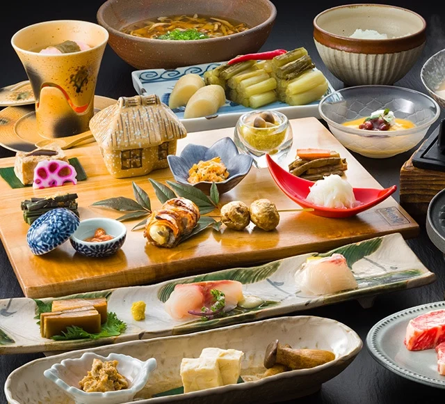 料理を楽しむ。