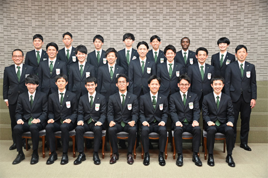 写真下段左から1人目横田選手（新人）、3人目吉野選手、4人目寺田選手、7人目中山選手（新人）中段左から５人目三須選手
のイメージ※写真撮影時、ポール クイラは合宿中のため不在